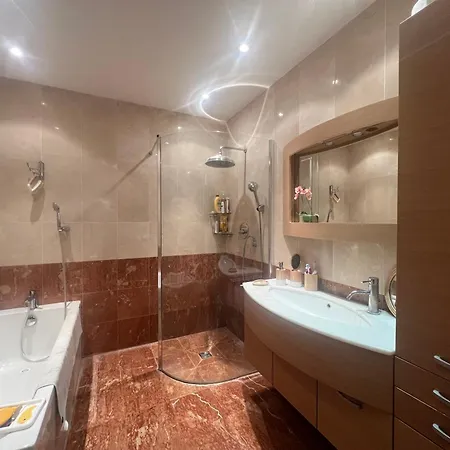 Appartement Centre Vue Avec Piscine Pour Famille, Couple D'amis Pas De Groupes De Jeunes Autorises *